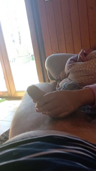 Taquinage De Main Avec Orgasme - Branlette Rapide Sur Le Canapé Avant De Partir - Caresses Rapides Et Jeu De Couilles En POV