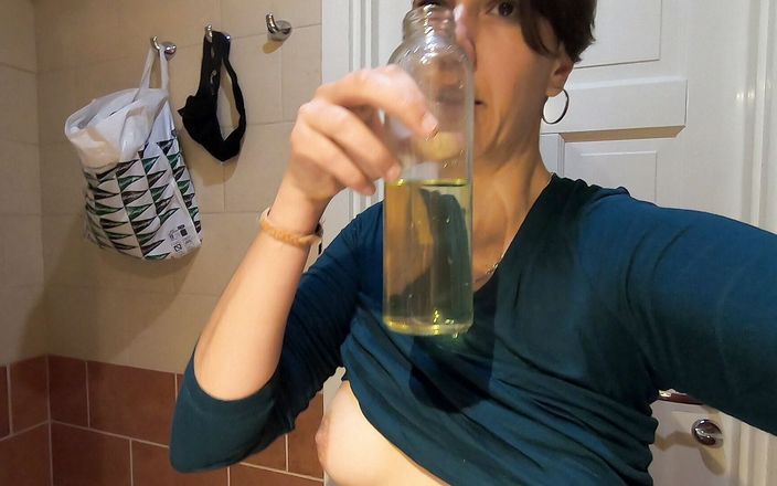 bekycarril: Beky drinks her own pee