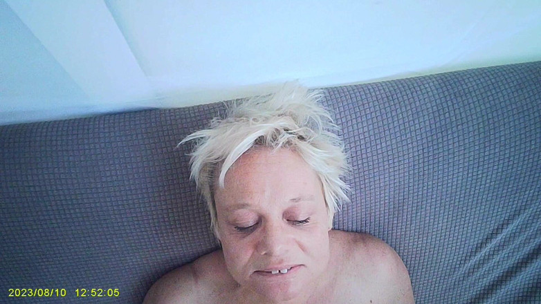 Sofy13: Rozkłada moje żądło i ostro rucha mój mały tyłek w POV