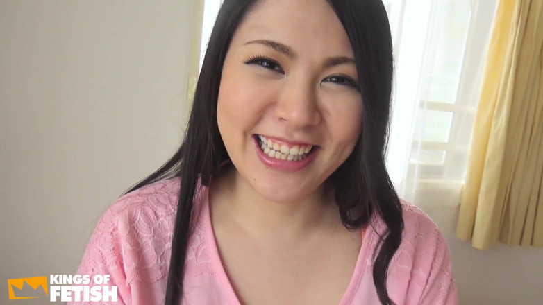 Pure Japanese adult video ( JAV): Prsatá japonská dívka kouří plachého chlapa s velkým čůrákem na pohovce