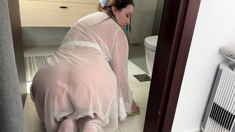 Alina Rai: sauteli mammi apni poshaak men baathroom ki saphaee karti hai....