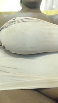 Madura gordinha provocando e batendo palmas com rabo gordo