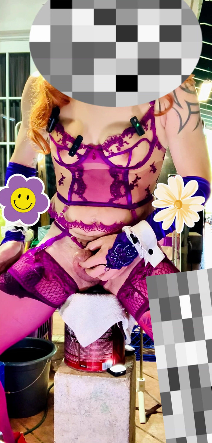 Benito414: La sexy lingerie trans latina cammina all'aperto con dentro un...