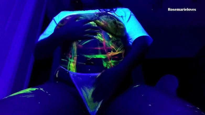 RosemarieLoves: Une MILF sexy brille dans le noir, des seins gorgés...