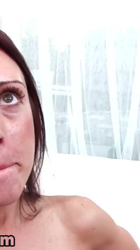 Seksowne duże fałszywe cycki brunetka MILF J Love POV Obciąganie twarzy
