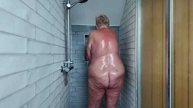 Uk Joolz: Shower Time in the Airbnb