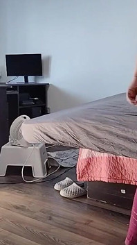 Sexy latina Baví se zkoušením oblečení a řezáním.
