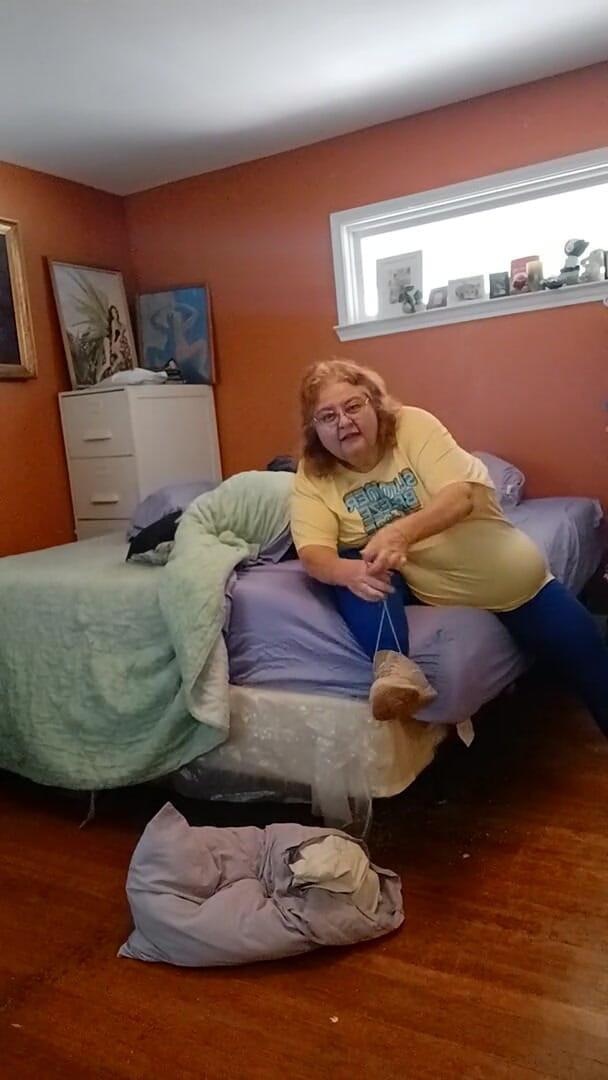 BBW nurse Vicki adventures with friends: Stinky Tennis Shoes Pewwwee