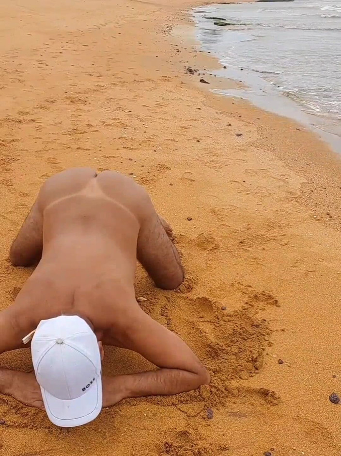 Ladysilvas: Ladysilva på stranden naken visar upp sin heta garvade röv...