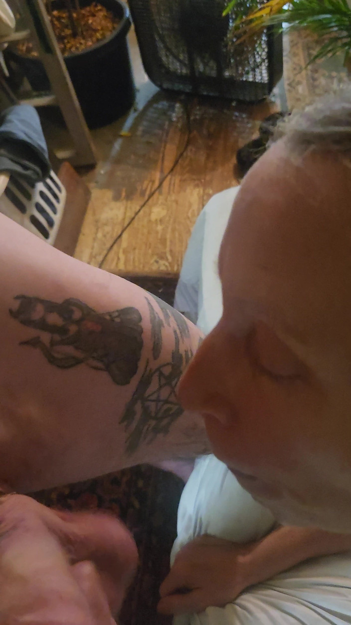 Goode Girl: 古德女孩一边骑乘假阳具一边吮吸老公的鸡巴和蛋蛋