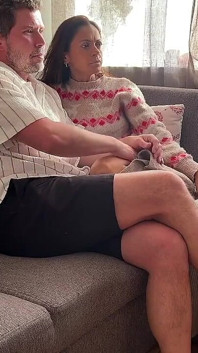 La Coppia Smette Di Guardare La TV E Finisce per Fare Sesso Bollente Nel Divano Fino All'orgasmo