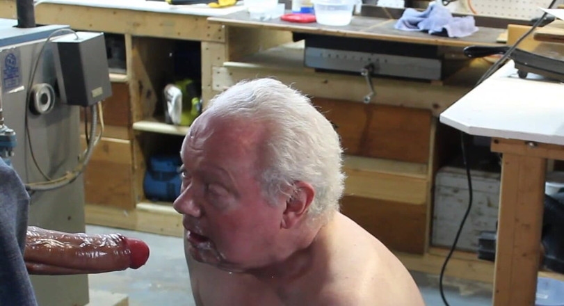 Erachi: Erachi ayuda al fontanero en primer plano