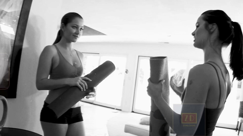 Zona Divas NET: Classic Hot Lesbian Seduction After Yoga Class