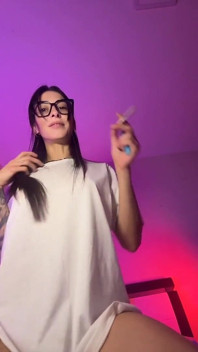 Bred T-shirt, musik och provokation