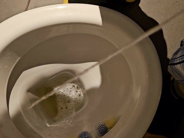 I have to pee urgently. (Cummaster81)