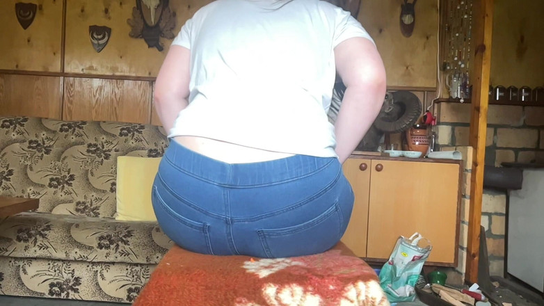 BeachBallsDuo: Bigbootylucy zdrobită peste 20 de bile în blugi blue! 2 camere cu încetinitorul