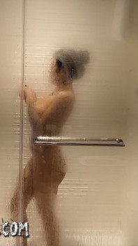 Alice Thunder se po našem focení na rande a noci sprchuje