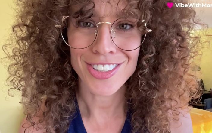 VibeWithMommy: 새엄마와 배다른 아들 비밀 사건 Pt.1! 배다른 아들 앞에서 옷을 벗고 아늑하게 행동하는 엄마..
