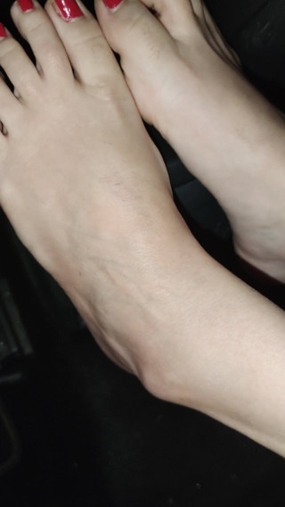 Gli Sfumatori Di Sperma: Troia mi mostra i suoi piedi in collant