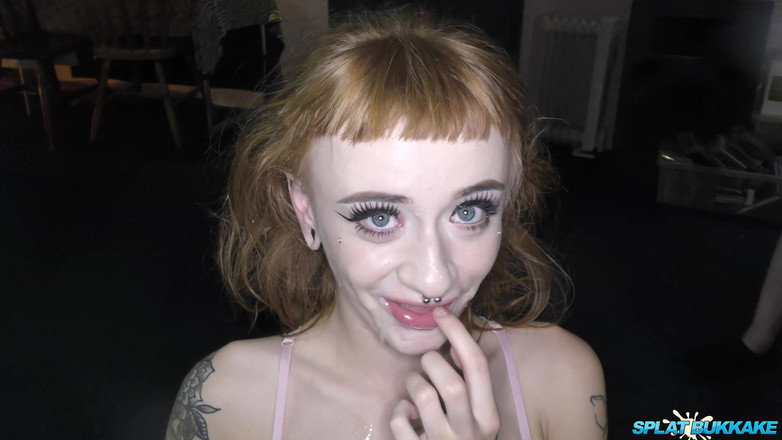 Bukkake team: Стройная татуированная юная девушка ублажает каждый хуй в комнате