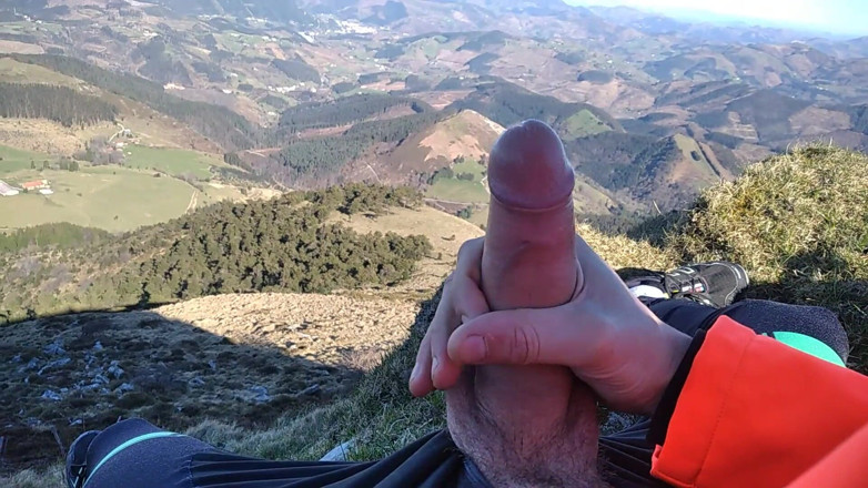 Elvissc: フィッシュネット姿のジョックが大きな太いペニスを動かし、山の頂上で射精する