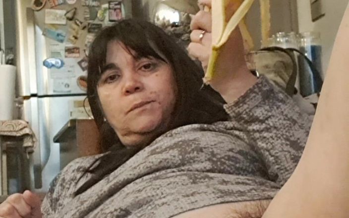 Mommy big hairy pussy: Une MILF aime les bananes. On va leur donner le...