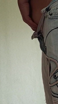 Duas namoradas se masturbam e gozam em jeans