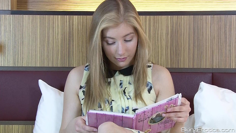 Skinz Erotica: 饥渴的拉脱维亚少女自慰