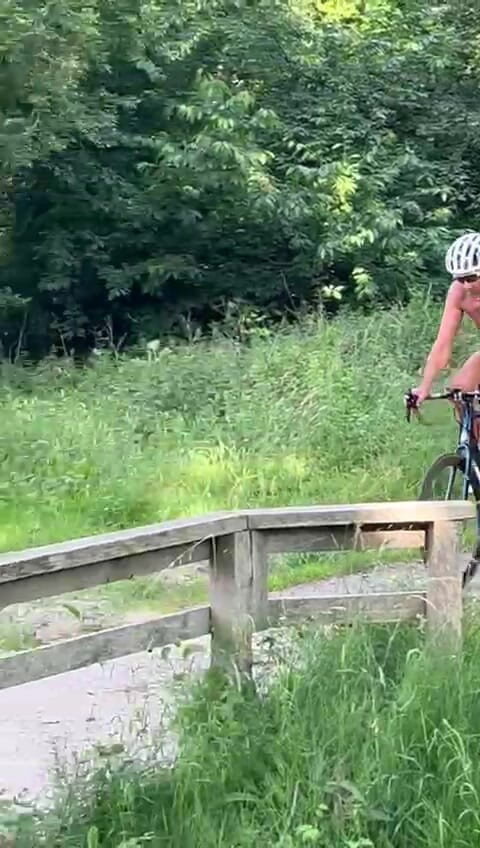 Benb Studio: Nudo sulla bici da corsa