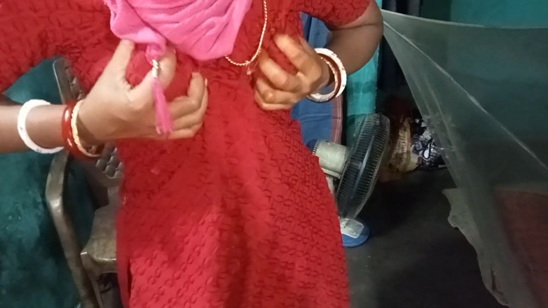 Raja puja: Bhabhi India mengongkek pantat dan pepeknya oleh brinjal.