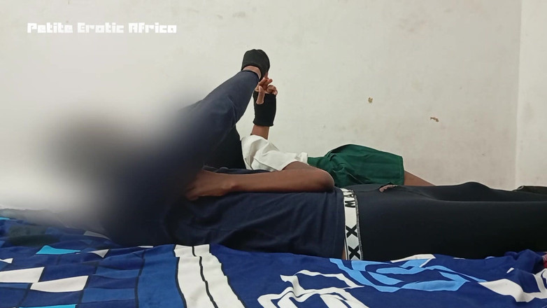 Petite Erotic Africa: Sex efter college i Afrika.