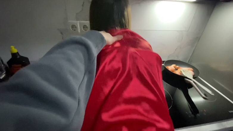 teenstep: Meio-irmão me fode na cozinha enquanto estou cozinhando nosso jantar