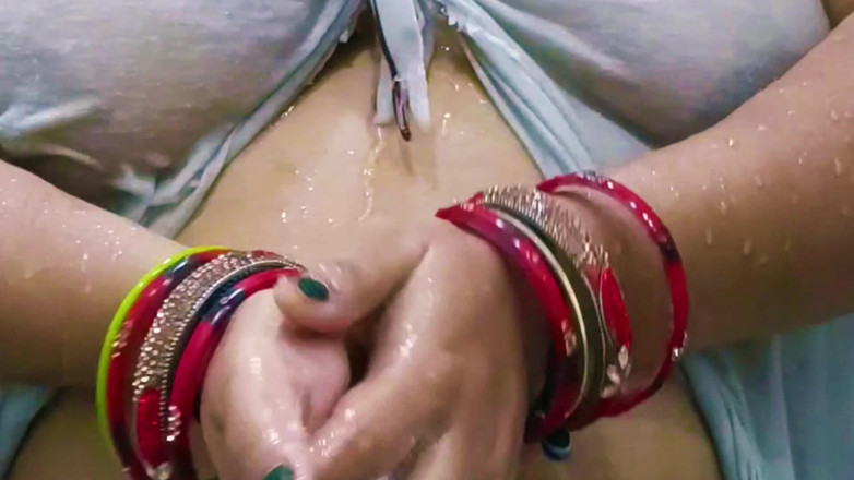 Catchybusty: देसी सौतेली मम्मी अपने कमरे के संकलन में मुश्किल से अपने सौतेले बेटे के साथ सेक्स चाहती है
