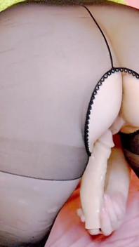 La milf culona si scopa un dildo e riceve una grande soddisfazione