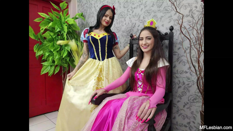 MF Lesbian: परी-पूंछ चुंबन