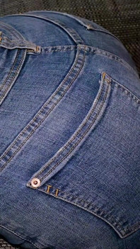 Edging und cumming auf ihrem jeans-arsch, nachdem sie sie reißt - programmierer-ehefrau