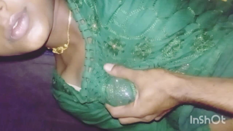 AmpleOunce283: Desi krásná nevlastní sestra Těsná kundička detail 3 prstění poprvé