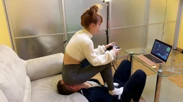 レギンスを着たゲーマーキラは、プレイ中に椅子の奴隷を使用します