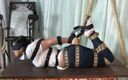 Yvette xtreme: Przypadkowa hogtie z pasami