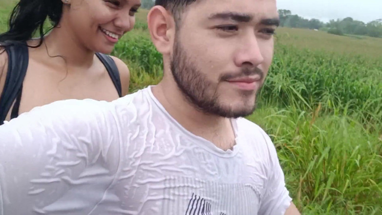 EMY_AND_JONH: Aku lagi asik nyepong kontol supirku di jalan!