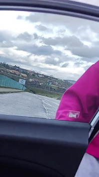 Pipe dans une voiture, une fille ringarde jouit dans la bouche, jour de pluie