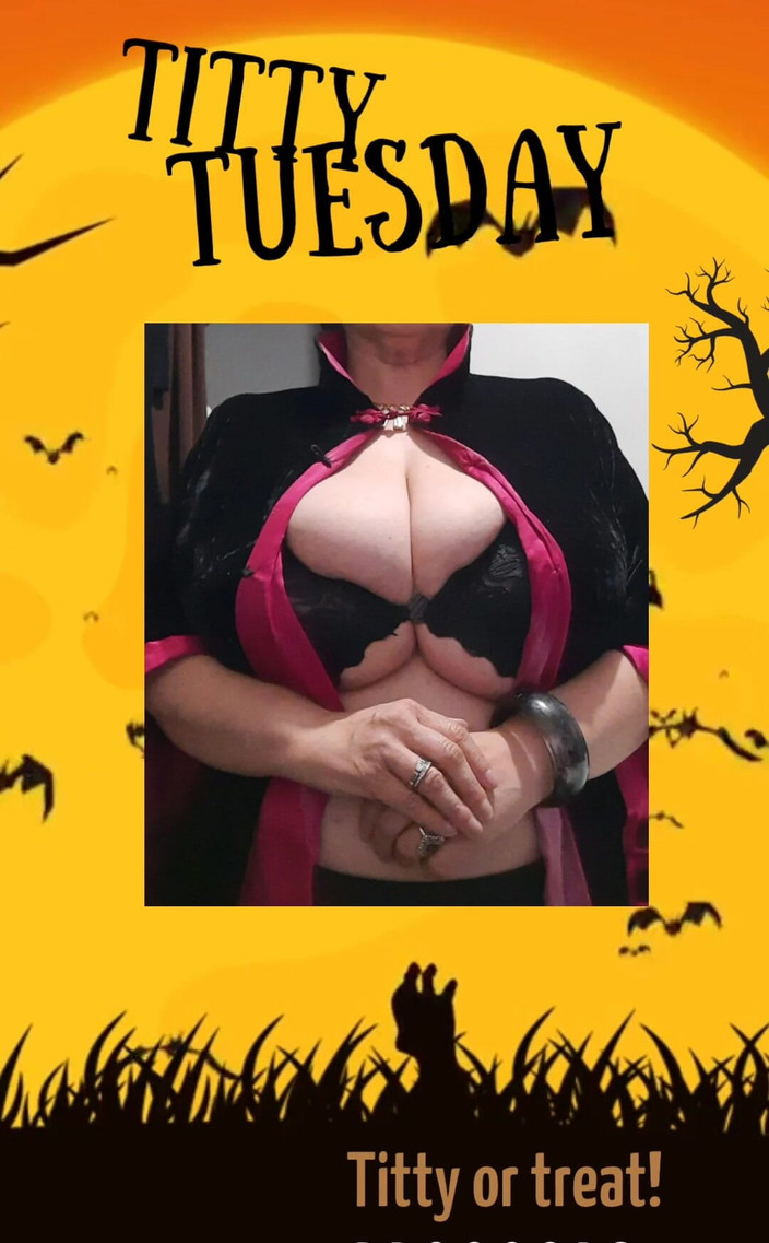 hugeboobswife: 해피 젖탱이 화요일! 할로윈 2023