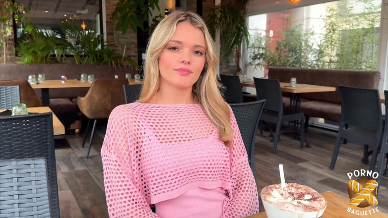 Porno Baguette: Jade, hübsche blondine, wird in den arsch gefickt!