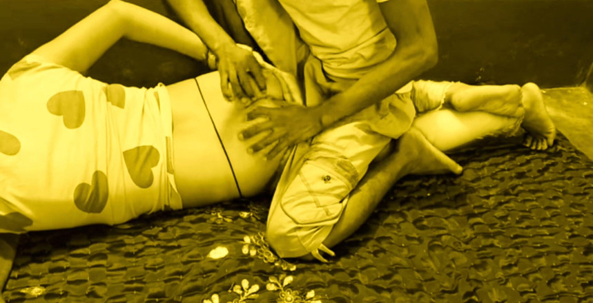 Teensex: Die vollbusige MILf Desi Bhabi betrügt mit ihrem jungen Devar...