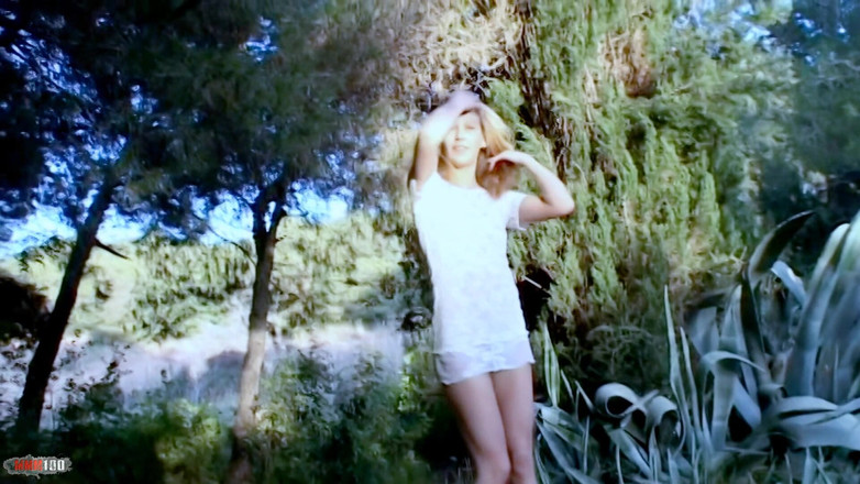 MMM100: Lady-margaux grande signora bionda margaux che rimuove vestiti nei boschi