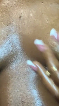 Une beauté noire sexy embrasse ses courbes, séance glamour sensuelle