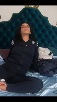 Milfycalla- si masturba e balla mentre indossa sorts wear 209i ha voglia di rilassarsi oggi. Voglio ballare per te.
