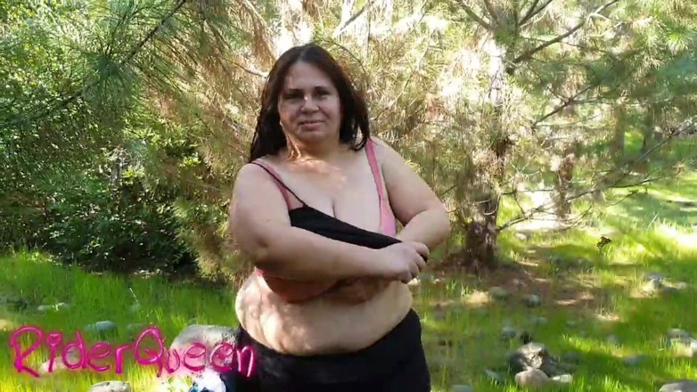 Riderqueen: Ibu tiri joi di hutan di luar rumah