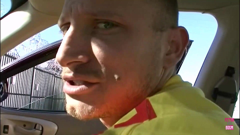 Fetish and BDSM: Polizistin zieht über einen typen und nimmt ihn zu einem öligen nassen...