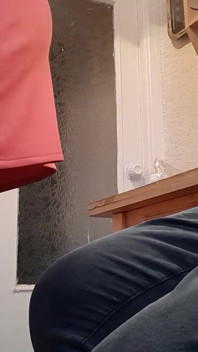 Üvey annem beni yakalamasın diye kıyafetlerimle mastürbasyon yapıyorum